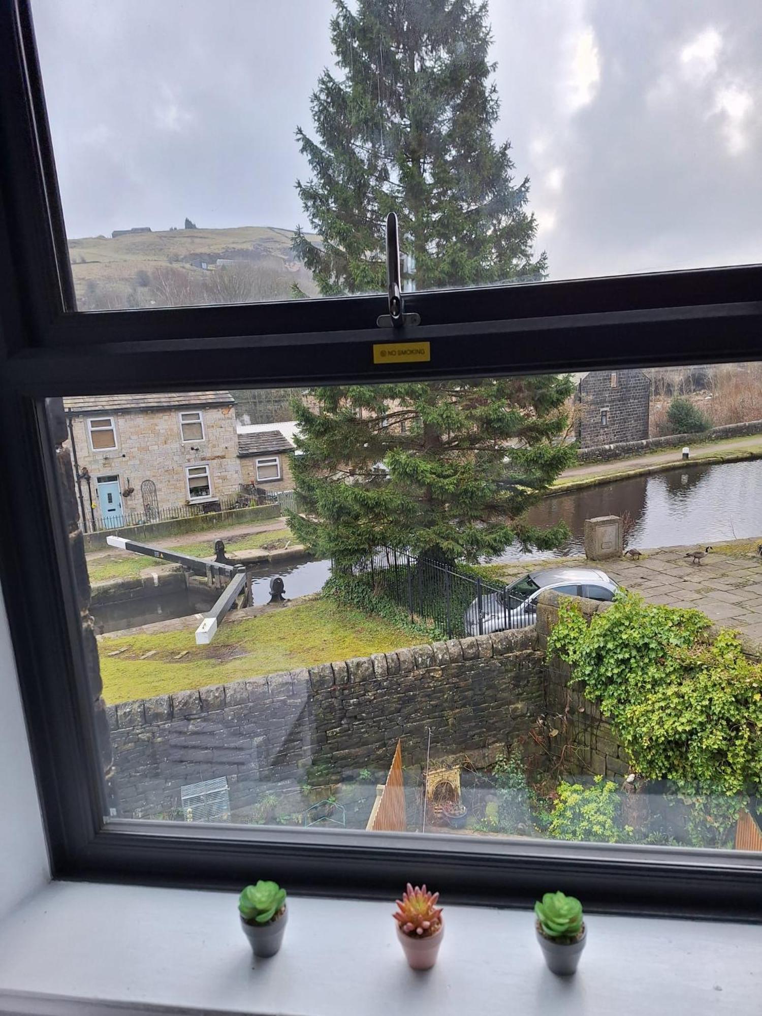 Todmorden Bed & Breakfast - The Toothless Mog Walsden Εξωτερικό φωτογραφία